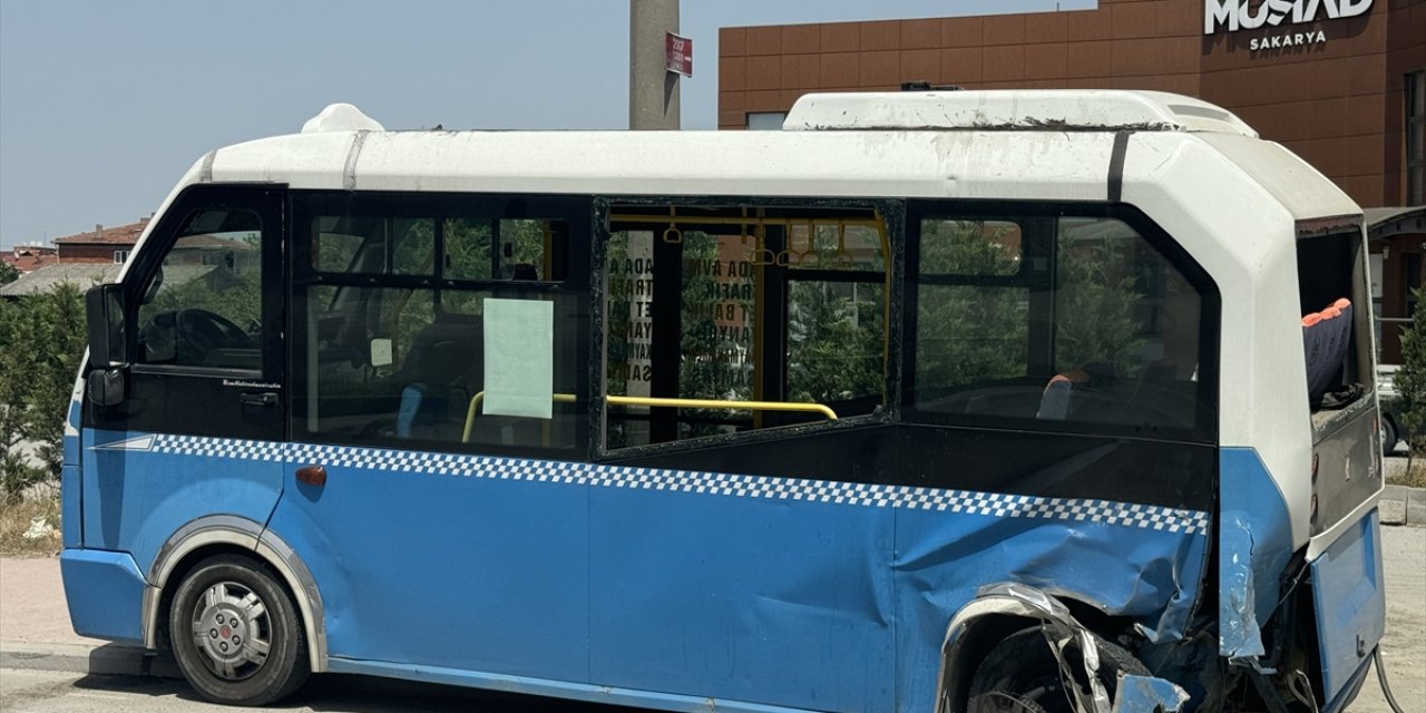 Sakarya'da cip ile minibüsün çarpışması sonucu 7 kişi yaralandı