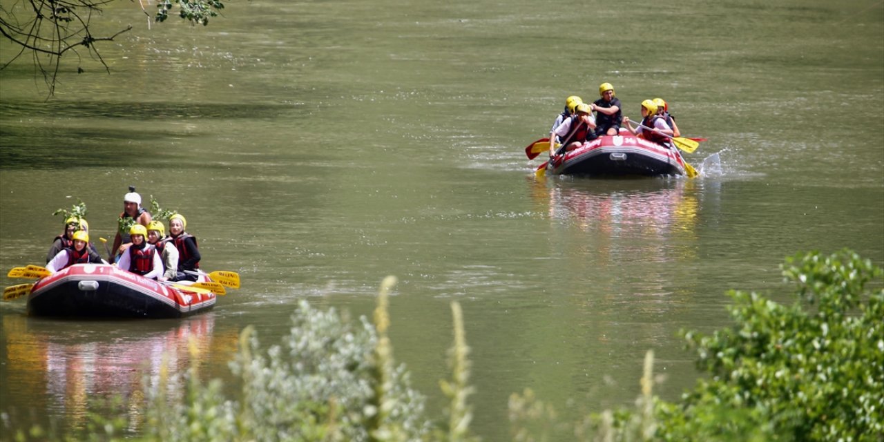 Düzce'de sıcak hava nedeniyle rafting parkurlarına talep arttı