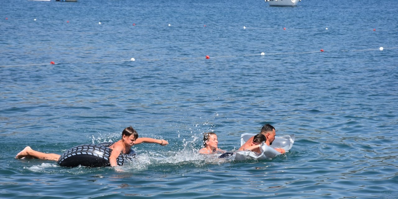 Muğla'da sıcak hava nedeniyle sahillerde yoğunluğuk yaşanıyor