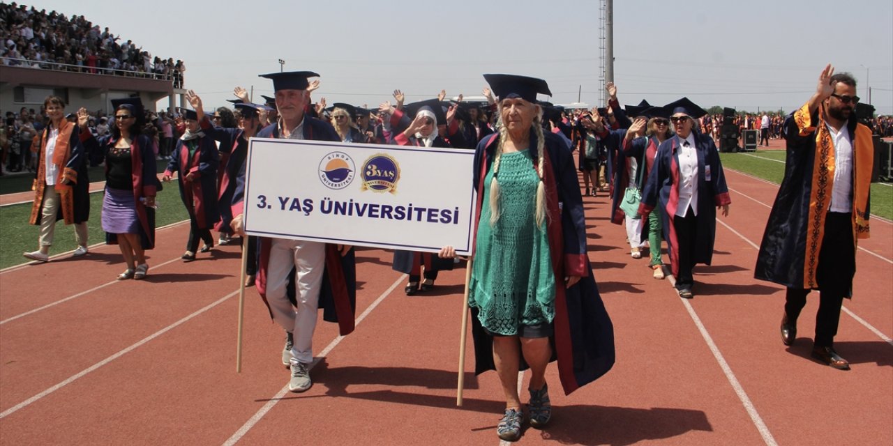 Sinop'ta 60 yaş üzeri "kıdemli üniversiteliler" gençlerle birlikte mezuniyet heyecanı yaşadı