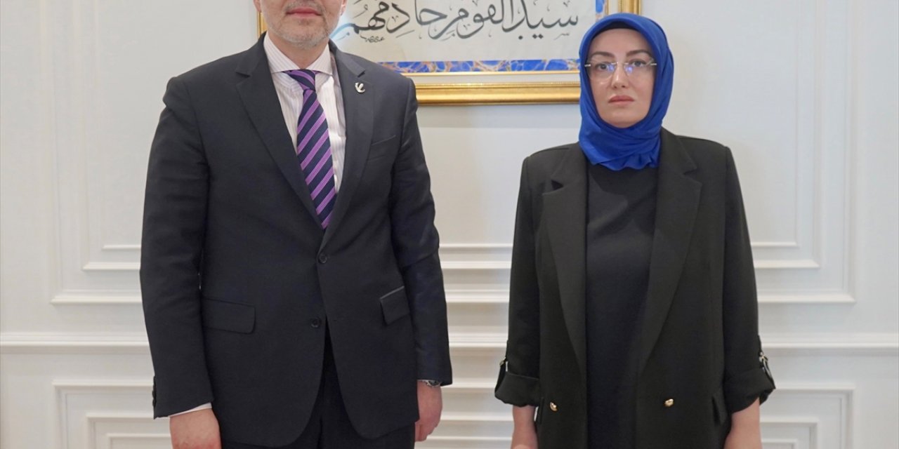 Yeniden Refah Partisi Genel Başkanı Erbakan, Sinan Ateş'in eşi Ayşe Ateş'le görüştü