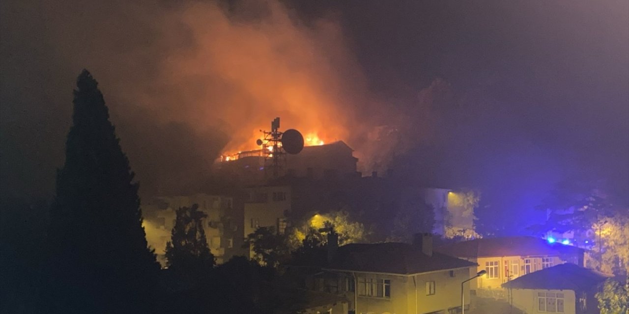 Kırklareli'nde binaların çatılarındaki yangına müdahale ediliyor