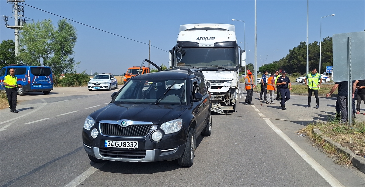 Samsun'da kamyonun çarptığı otomobildeki 3 kişi yaralandı