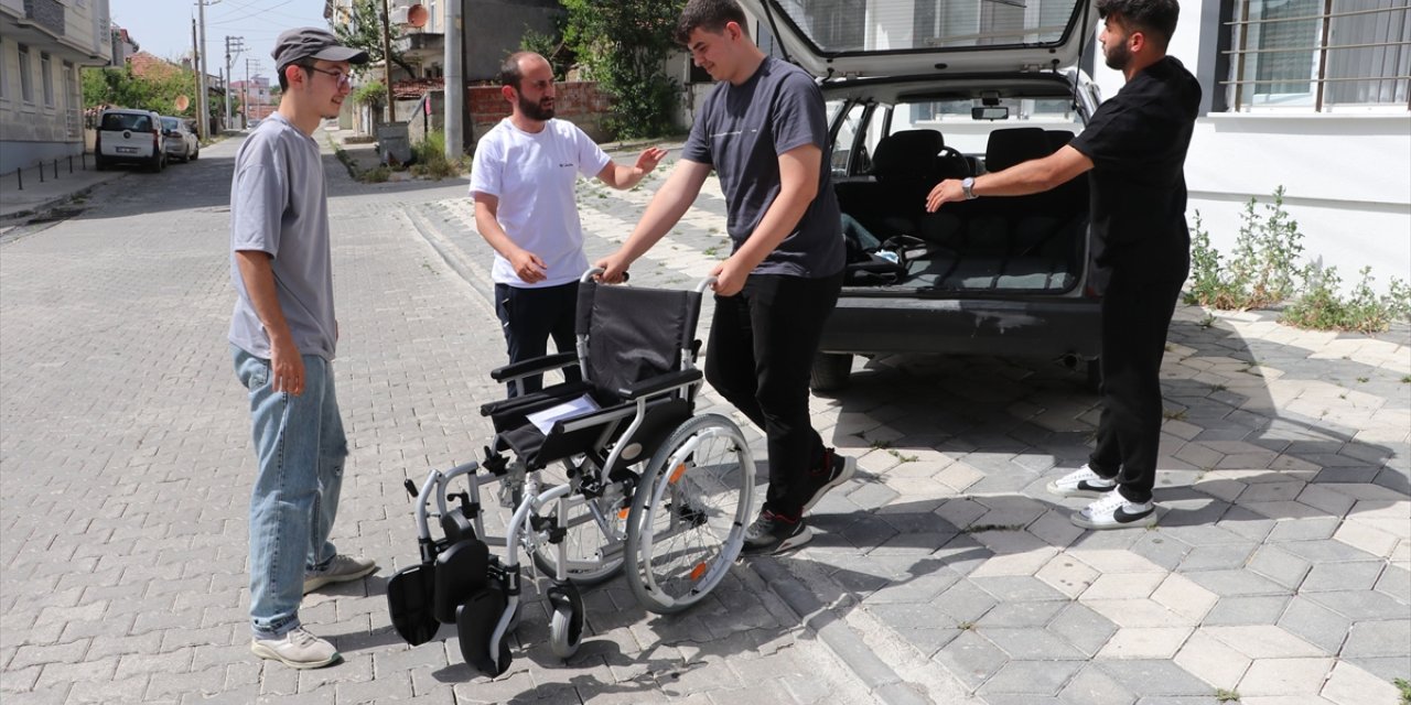 Samsun'da mavi kapak toplayan yüksekokul öğrencileri bir engelliye tekerlekli sandalye aldı