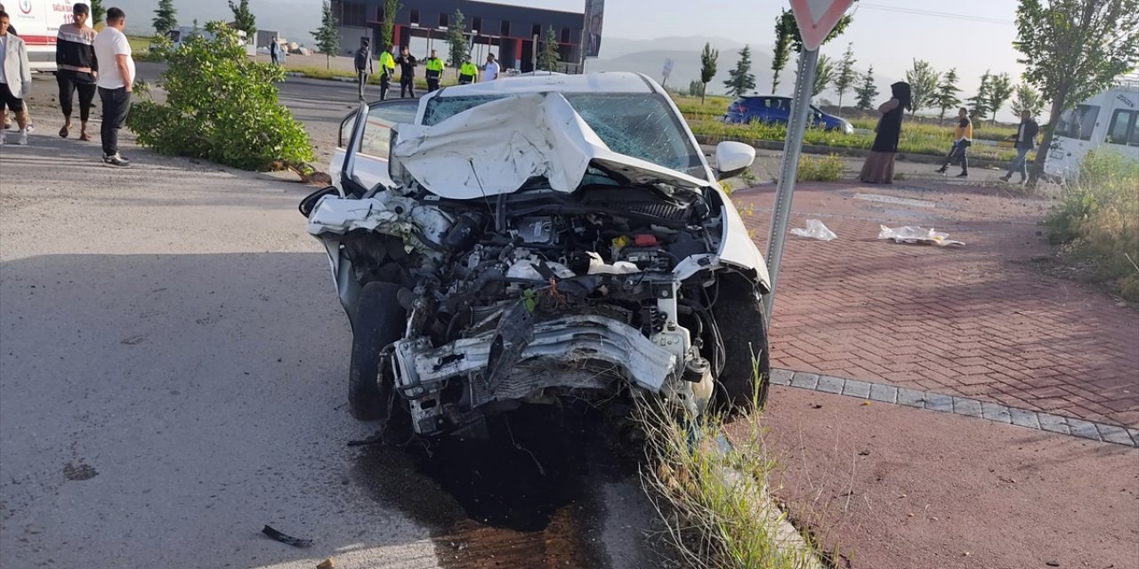 Erzurum'da kamyonetle otomobil çarpıştı, 12 kişi yaralandı