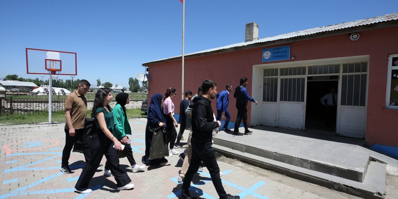 Muş'ta öğretmen adayları, köylerdeki çocukları geleneksel oyunlarla eğlendiriyor