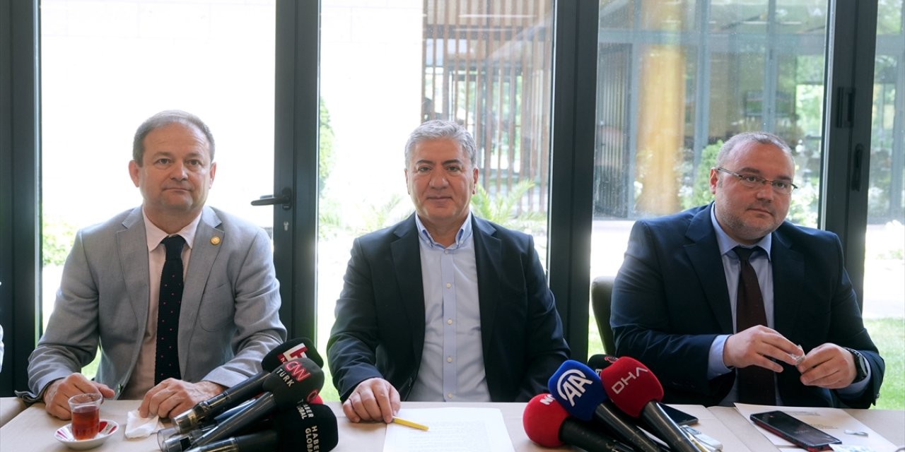 CHP Grup Başkanvekili Emir, Meclis'te gazetecilerle bir araya geldi: