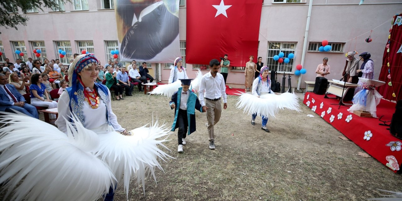 Kırklareli'nde sınıfın tek mezunu otizmli Çınar için özel tören düzenlendi