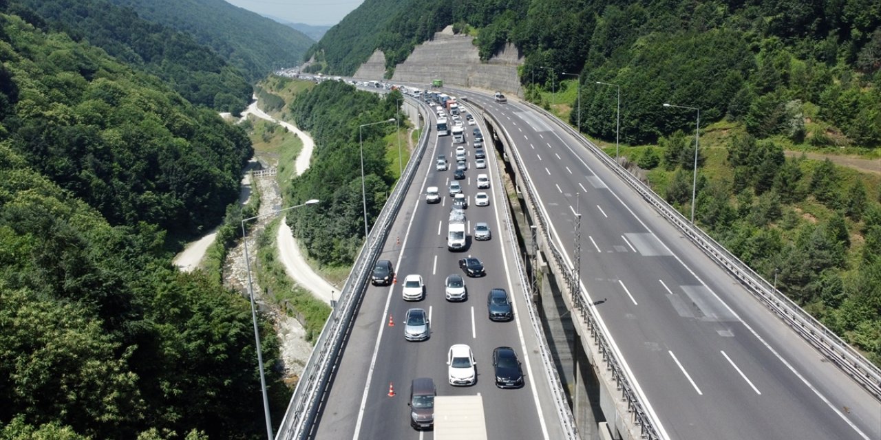 Bayram tatiline erken çıkanlar otoyolun Bolu Dağı kesiminde akıcı yoğunluk oluşturuyor