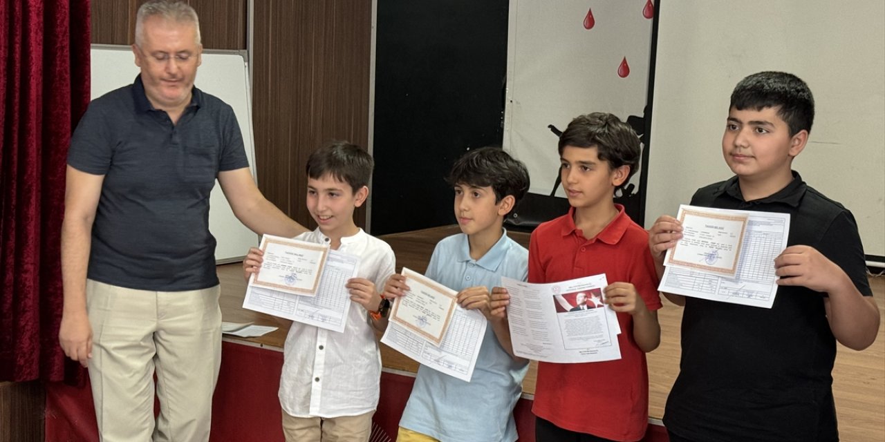 Tahran Türk Okulu öğrencileri karnelerini aldı