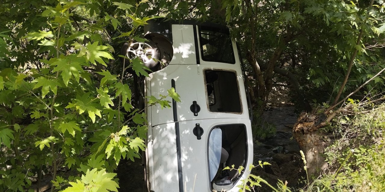 Adana'da dereye düşen araçtaki 3 kişi yaralandı