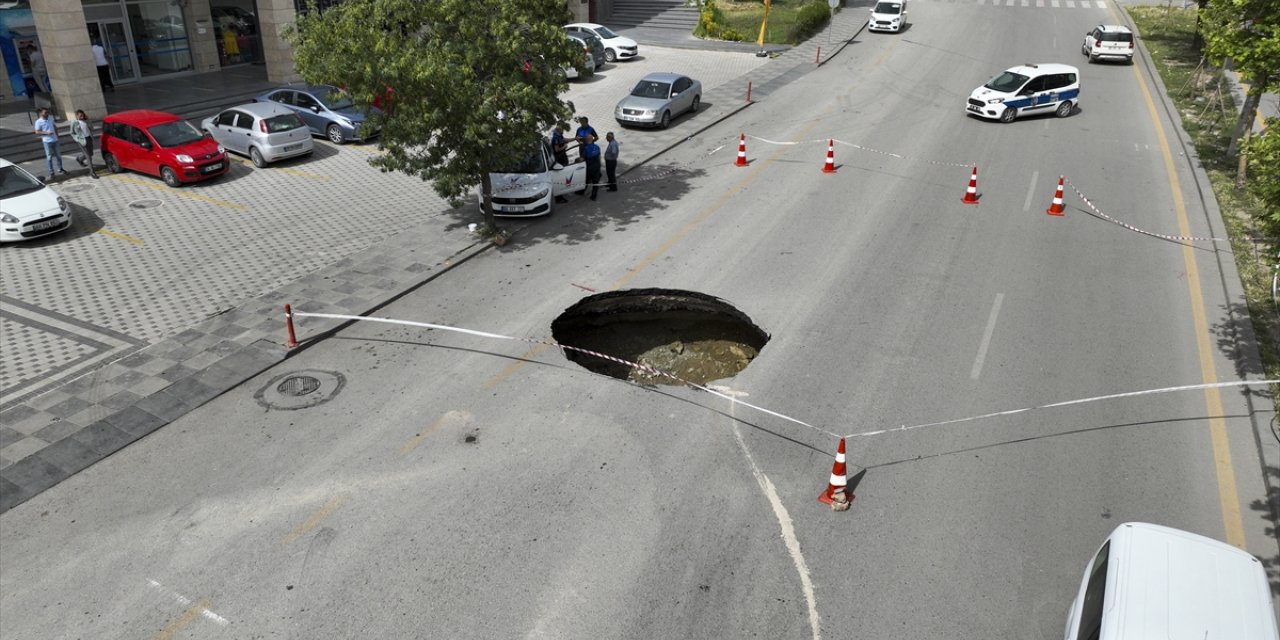 Ankara'da kanalizasyon sularının birikmesi sonucu yol çöktü