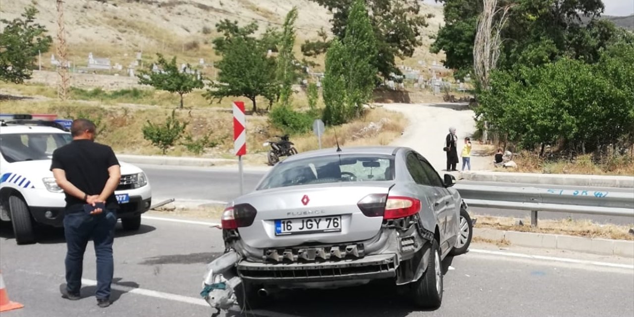 Malatya'da bariyere saplanan otomobildeki 3 kişi yaralandı