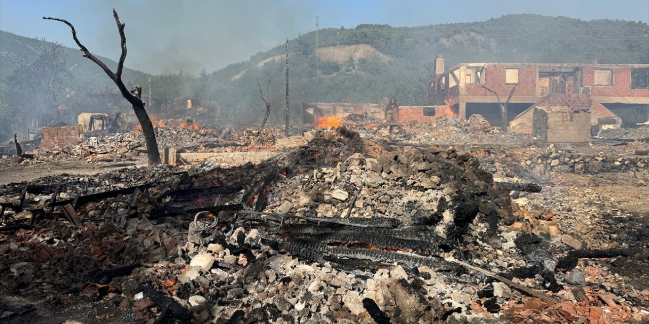 Kastamonu'da köyde çıkan yangında 10 ev yandı