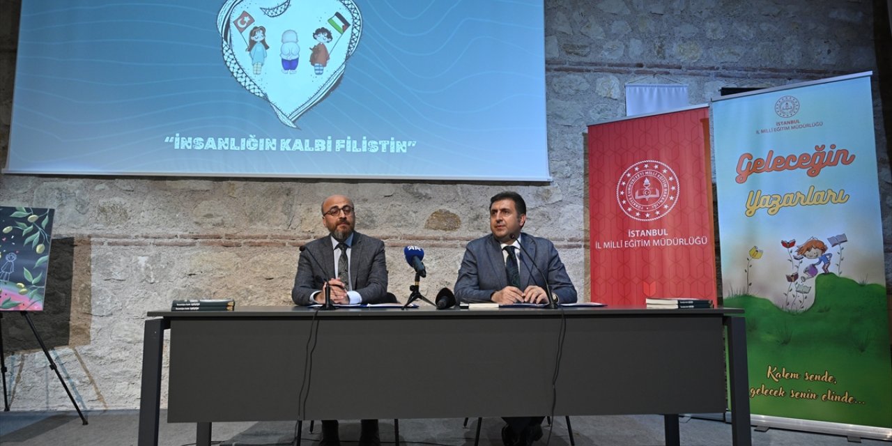 İstanbul'da öğrencilerin kaleme aldığı "İnsanlığın Kalbi Filistin" kitabı tanıtıldı