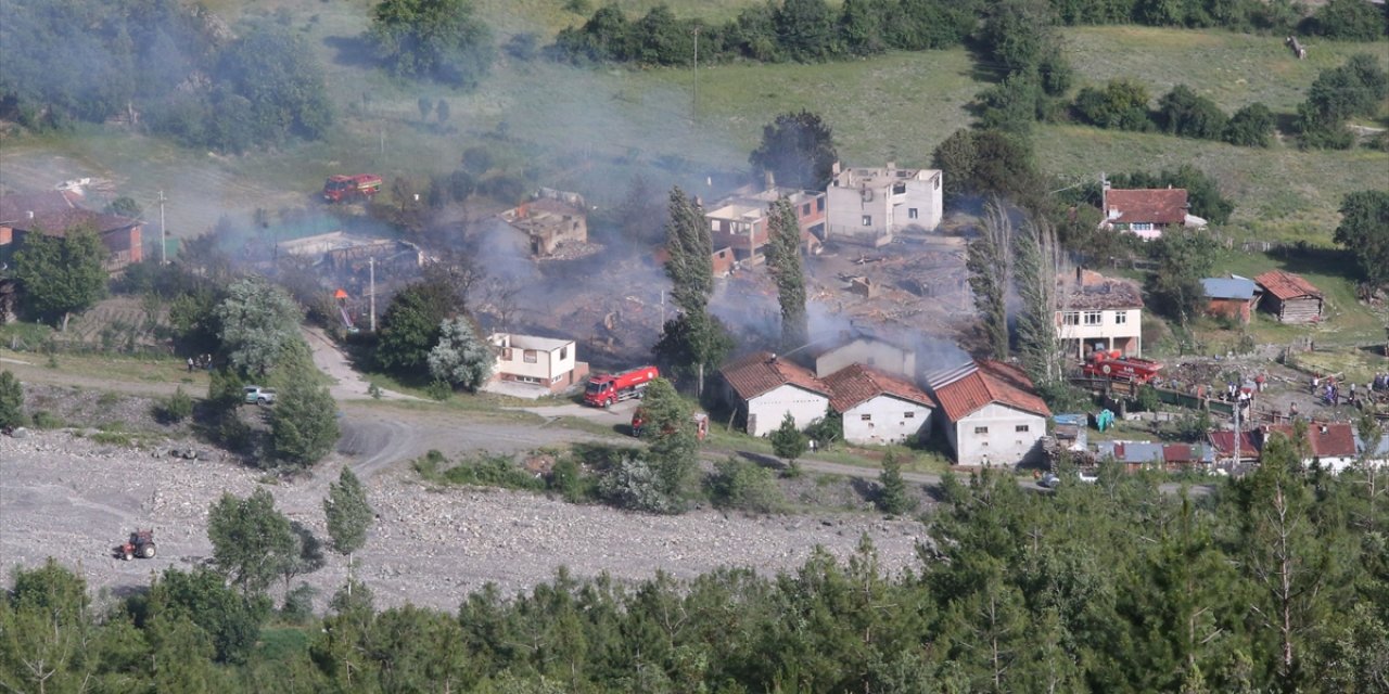 GÜNCELLEME 2 - Kastamonu'da köyde çıkan yangında 11 ev yandı