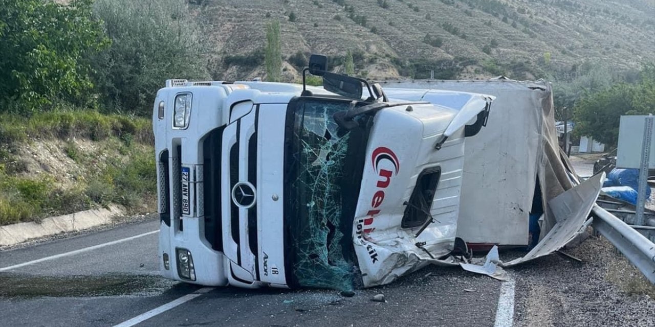 Sivas'ta devrilen kamyonun sürücüsü ağır yaralandı