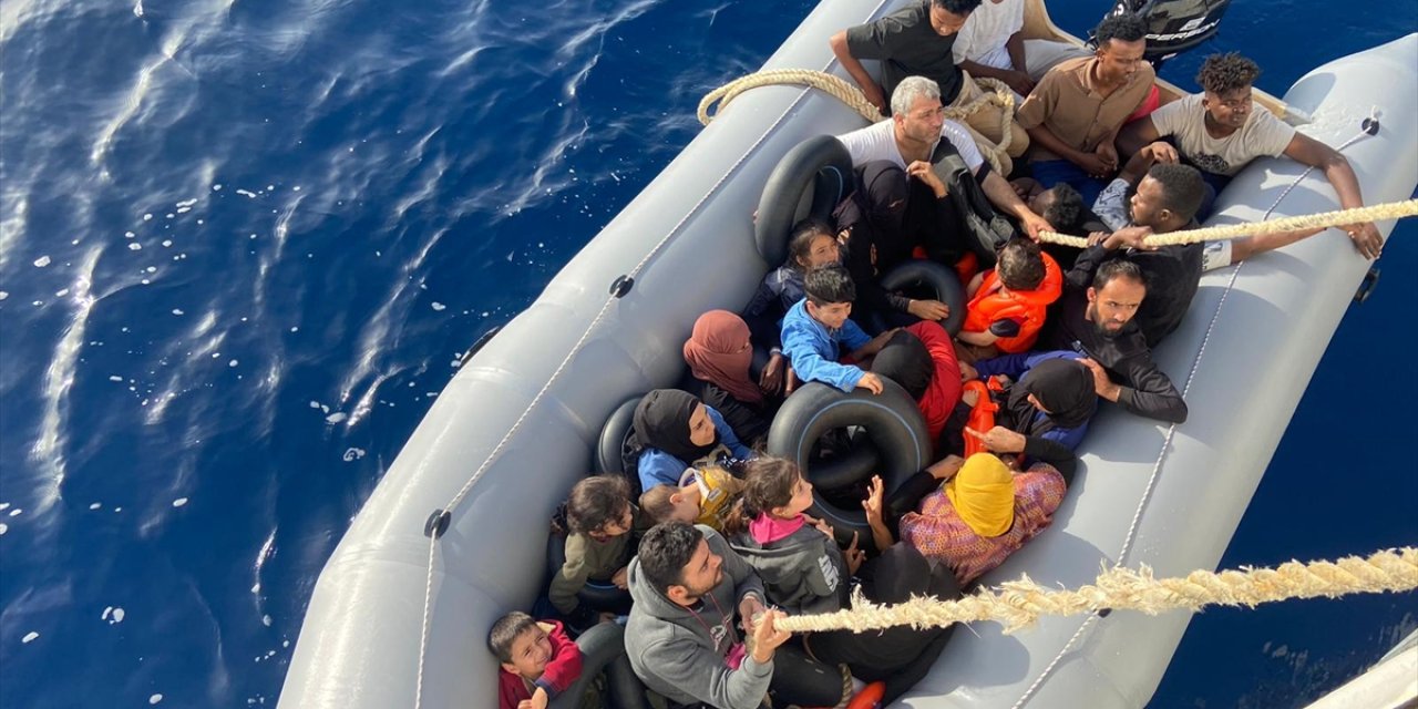 İzmir açıklarında 36 düzensiz göçmen yakalandı