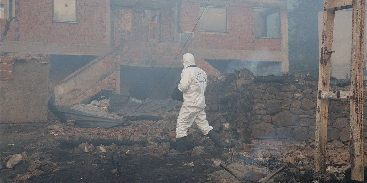GÜNCELLEME 3 - Kastamonu'da köyde çıkan yangında 11 ev yandı
