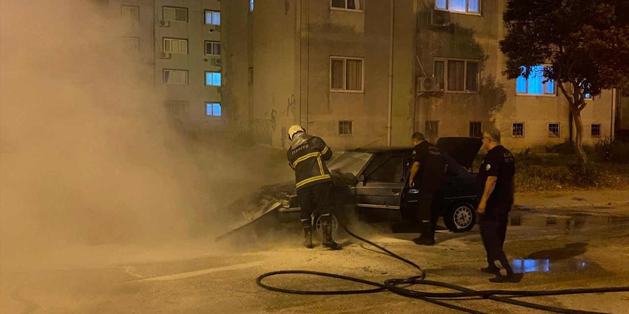 Adana'da seyir halindeyken alev alan otomobil kullanılamaz hale geldi