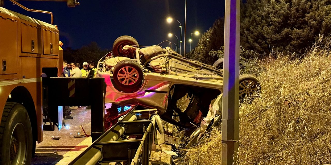 Kocaeli'de bariyere çarparak devrilen otomobildeki 3 kişi öldü