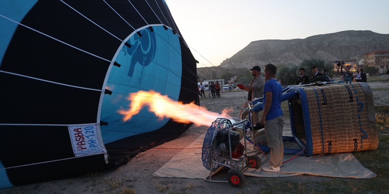 Jandarma broveli sıcak hava balonu Kapadokya'da semalarında süzüldü