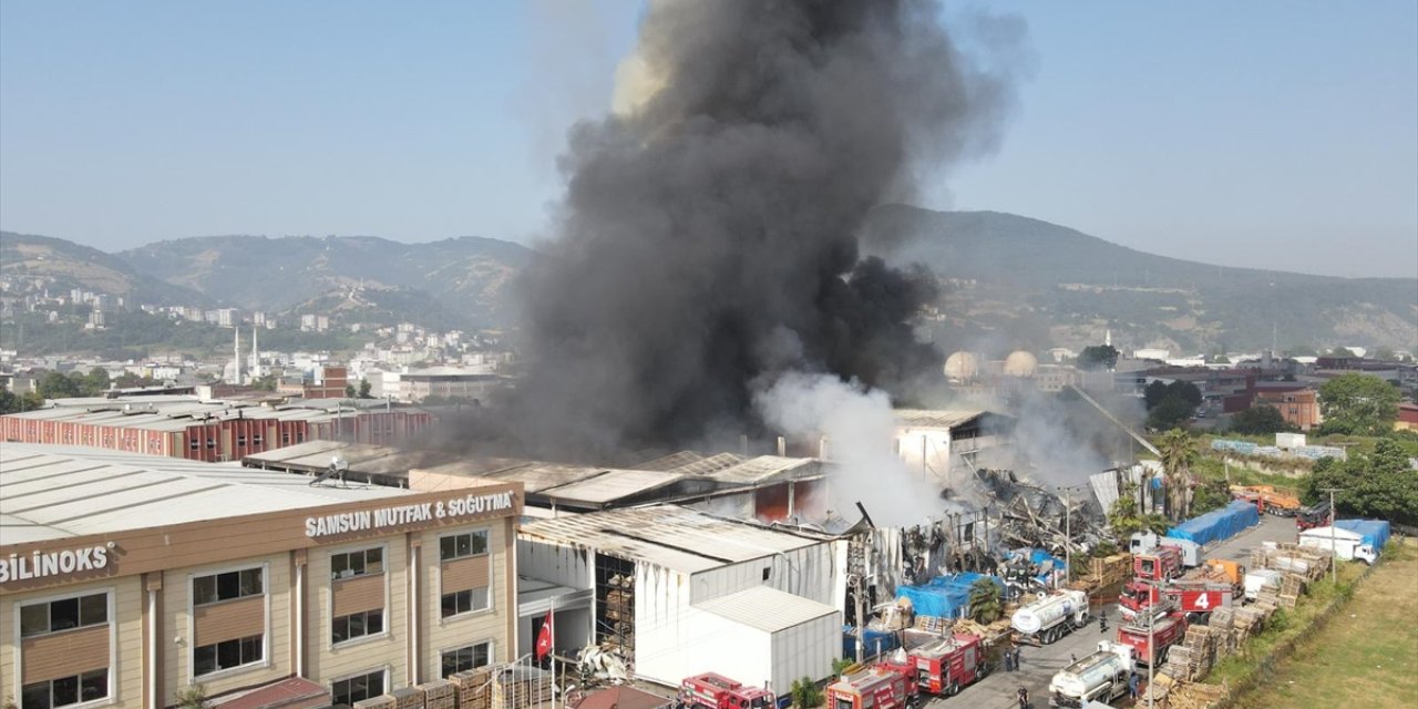 GÜNCELLEME - Samsun'da iki fabrikada etkili olan yangın söndürülmeye çalışılıyor