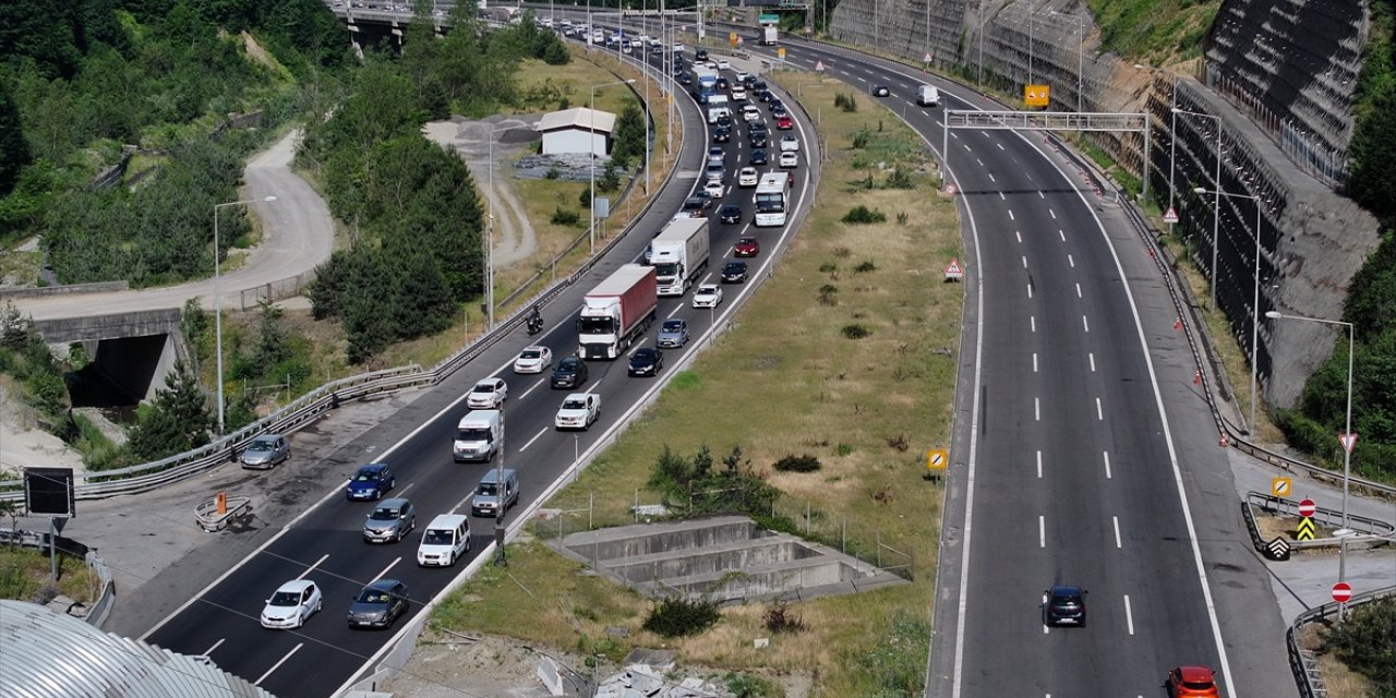 Anadolu Otoyolu'nun Düzce ve Bolu geçişinde akıcı yoğunluk yaşanıyor