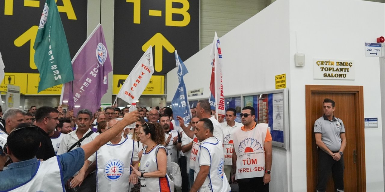 İzmir Büyükşehir Belediyesinde iş bırakan memurlar eylemlerini sürdürdü