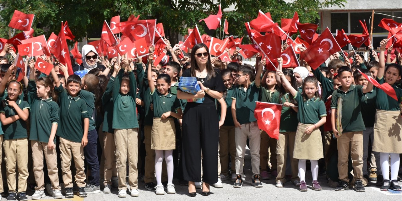 Konya ve çevre illerde öğrenciler karnelerini aldı