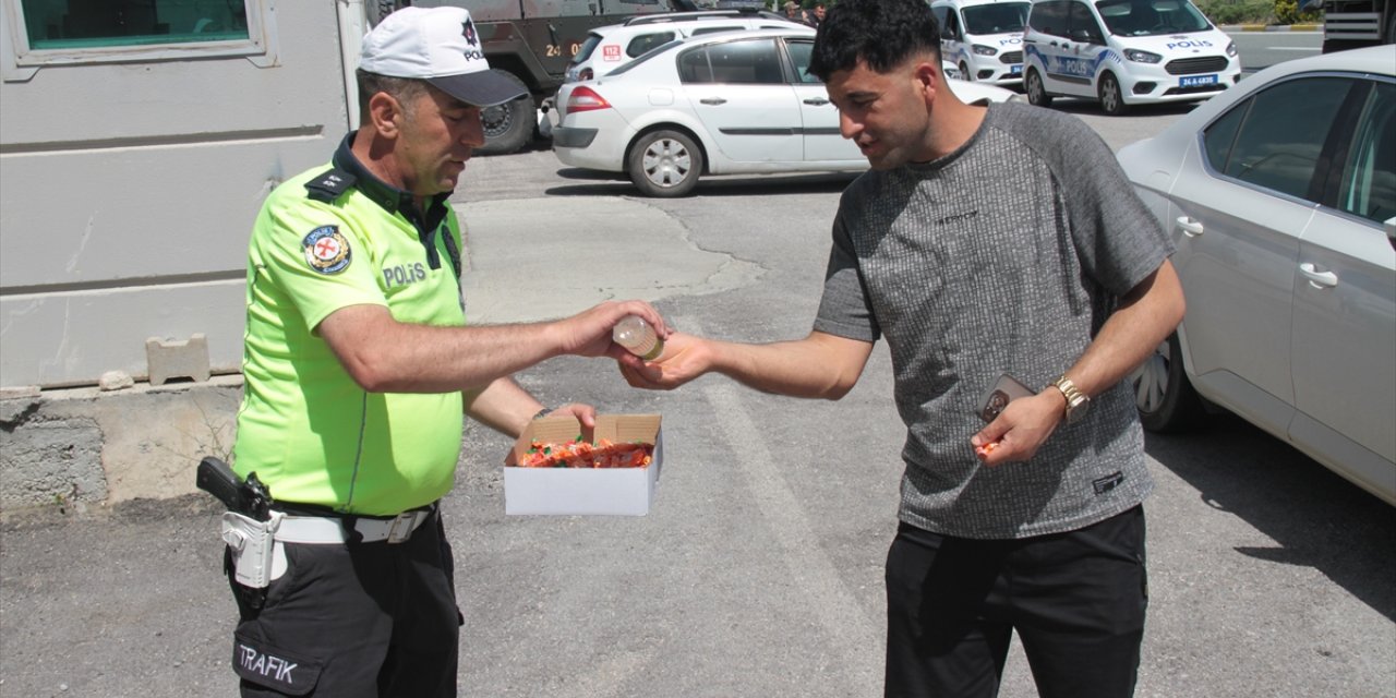 Erzincan'da trafik polisleri bayram yolcularını ikramlarla karşıladı