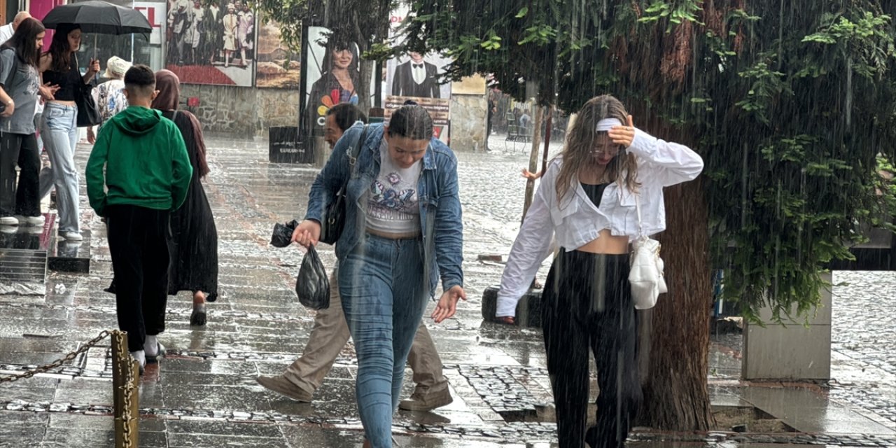 Edirne'de etkili olan sağanak vatandaşlara zor anlar yaşattı