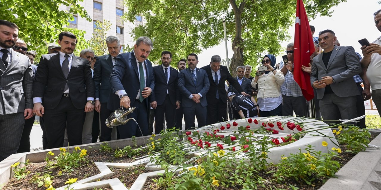BBP Genel Başkanı Destici, Muhsin Yazıcıoğlu'nun kabrini ziyaret etti: