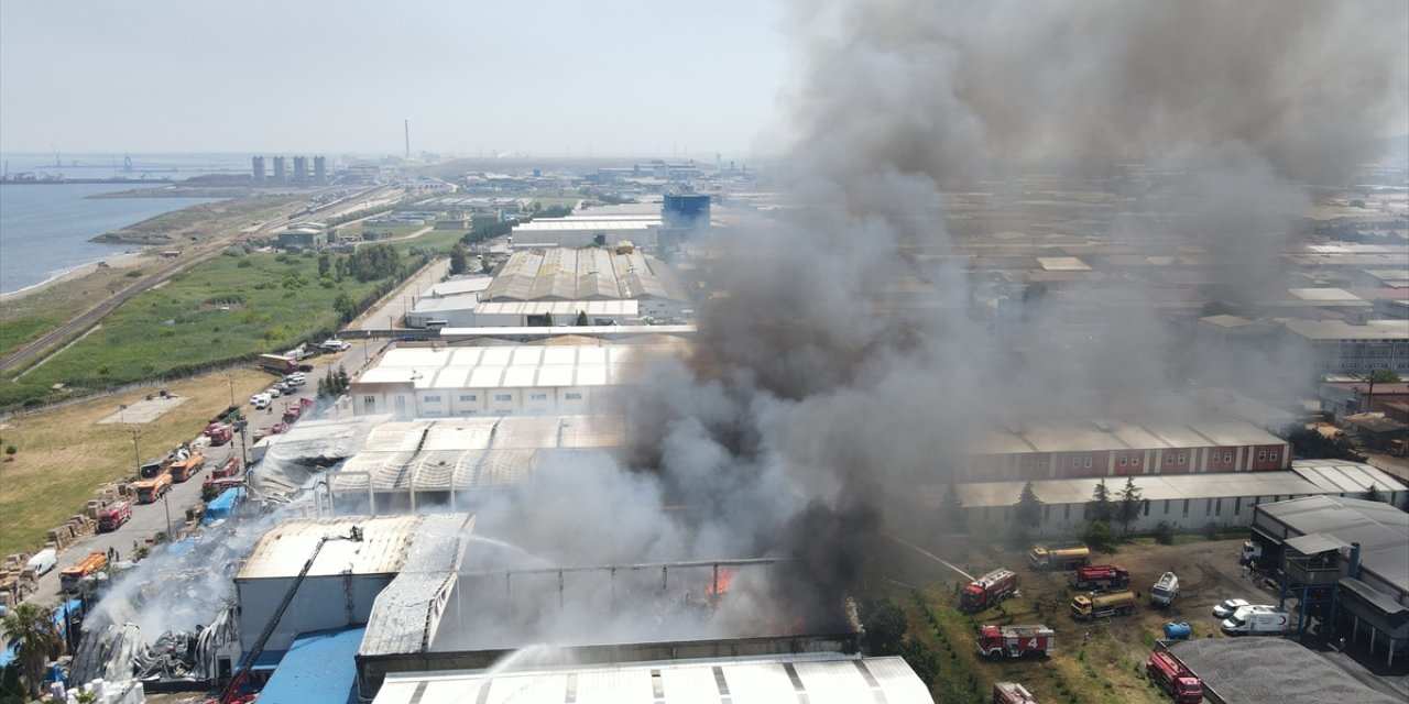 Samsun'da yanan fabrikanın duvarının çökmesi sonucu 7 itfaiyeci yaralandı