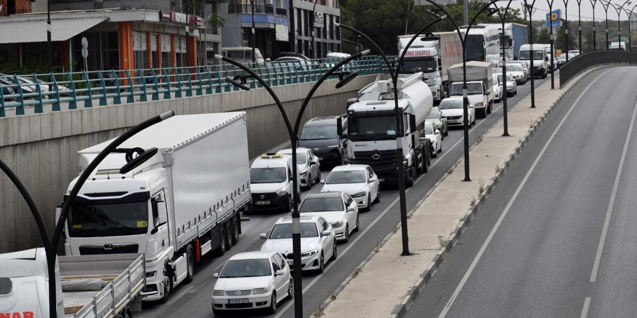 Manisa'da bayram öncesi trafik yoğunluğu yaşanıyor