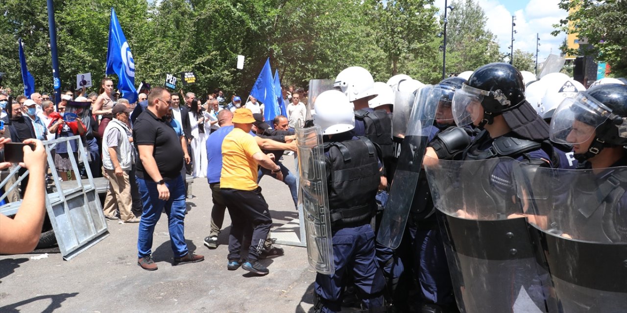 Arnavutluk'ta Belediye Başkanı Veliaj'ın istifasının istendiği protestolar devam ediyor