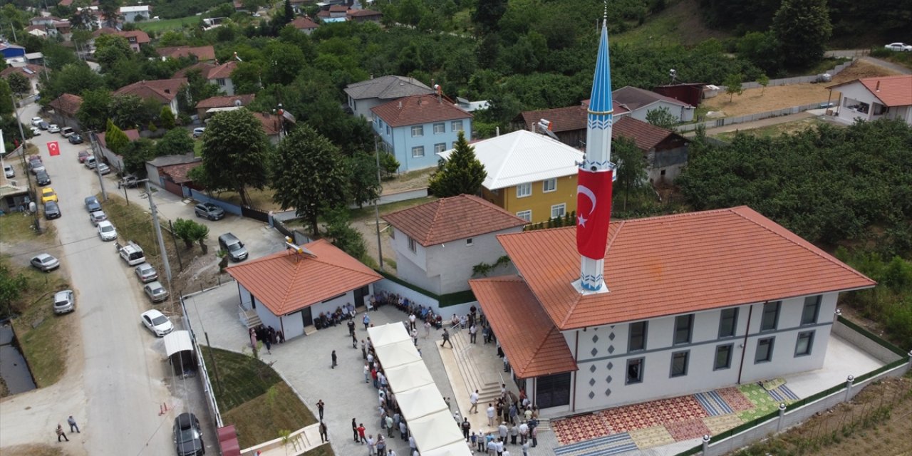 Düzce'de depremde yıkılan cami devlet-vatandaş işbirliğiyle yeniden yapıldı