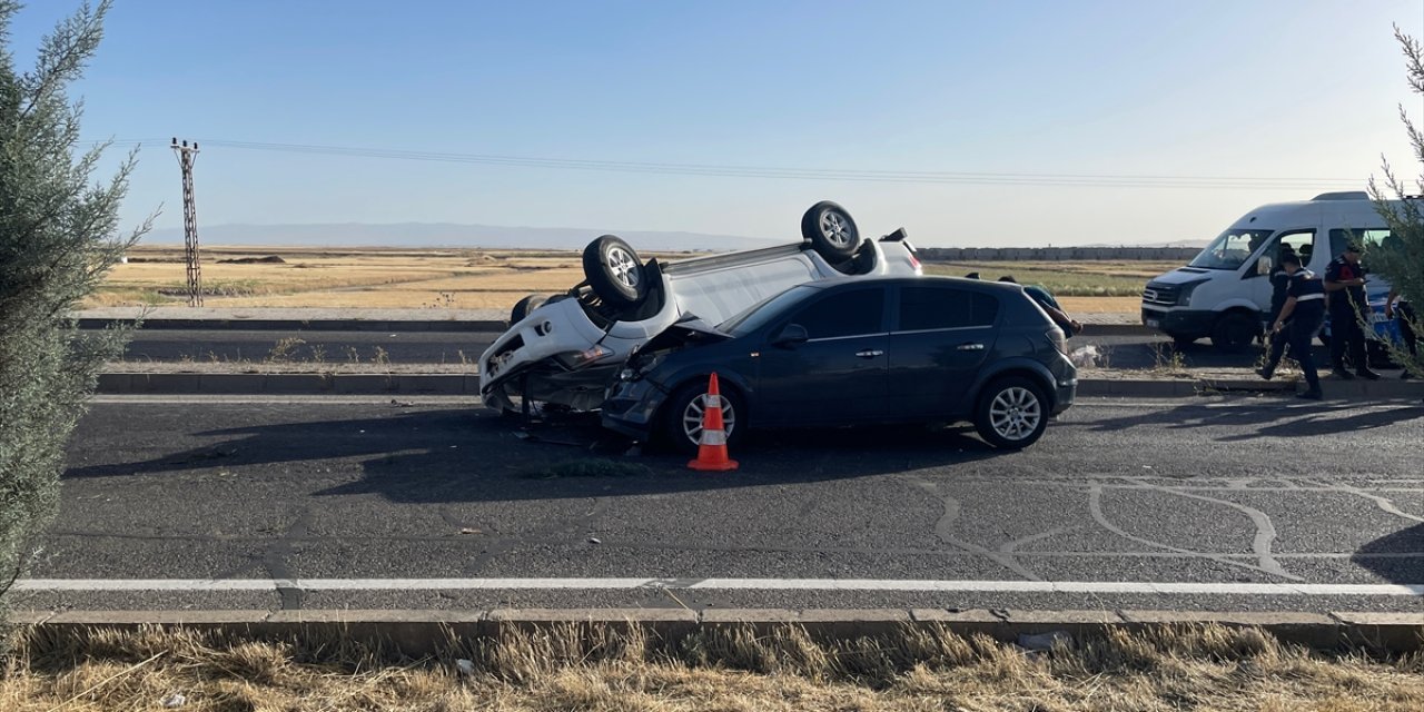 Diyarbakır'da kamyonet ile otomobilin çarpıştığı kazada  6 kişi yaralandı