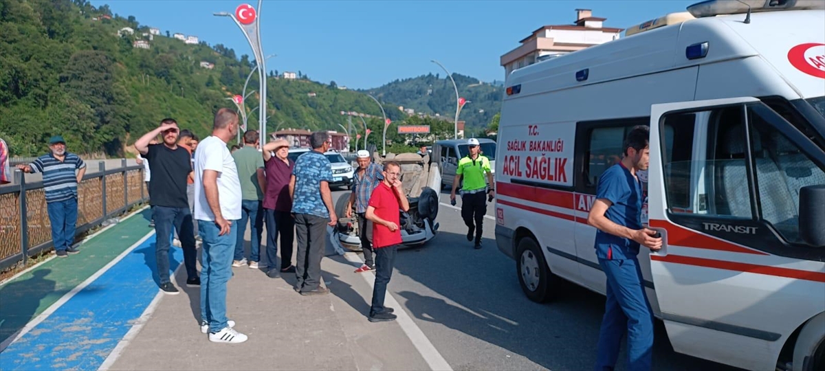 Rize'de bariyerlere çarparak devrilen otomobilin sürücüsü yaralandı