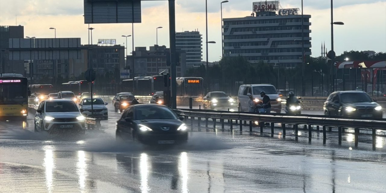 İstanbul'da gök gürültülü sağanak etkili oldu