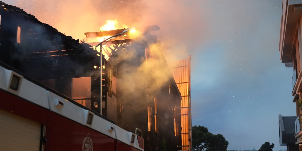 Üsküdar'da üç katlı ahşap binada çıkan yangın söndürüldü