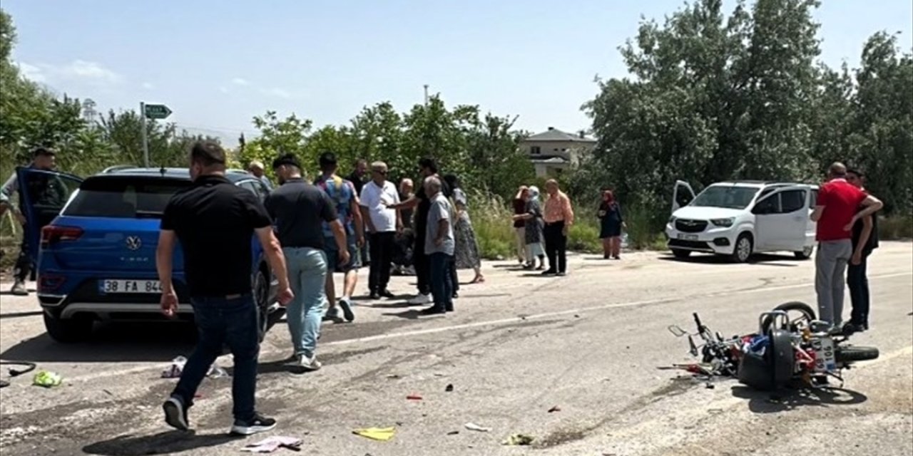 Aksaray'da otomobil ile çarpışan motosikletin sürücüsü öldü, eşi ağır yaralandı