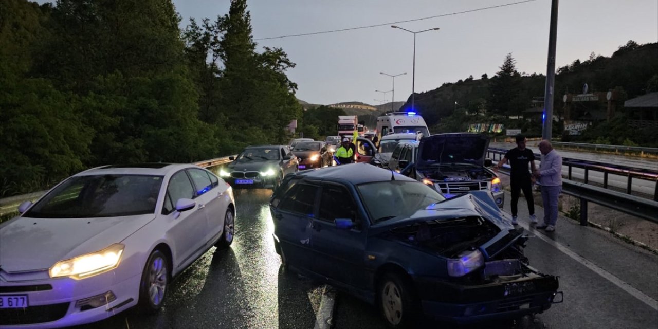 Çorum'da zincirleme trafik kazasında 8 kişi yaralandı