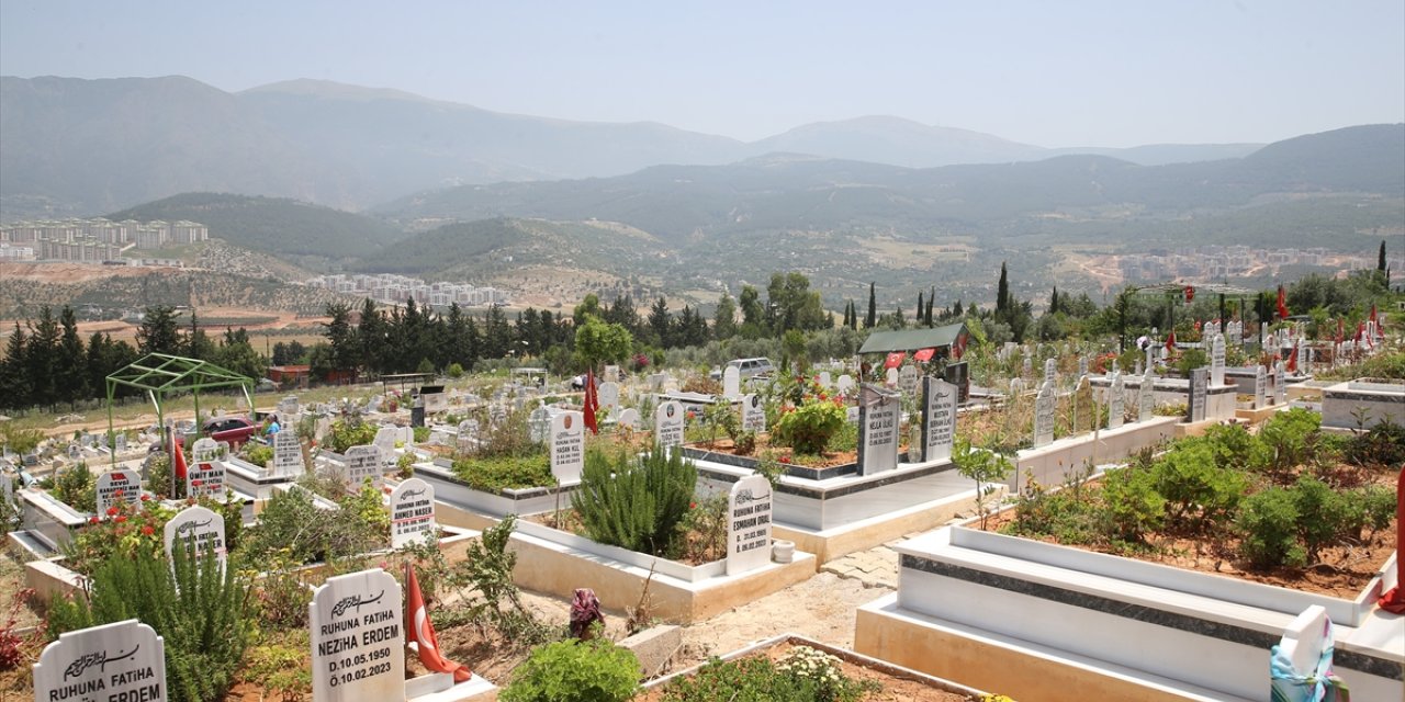 Depremlerden etkilenen Hatay, Adana ve Osmaniye'de mezarlıklar ziyaret edildi