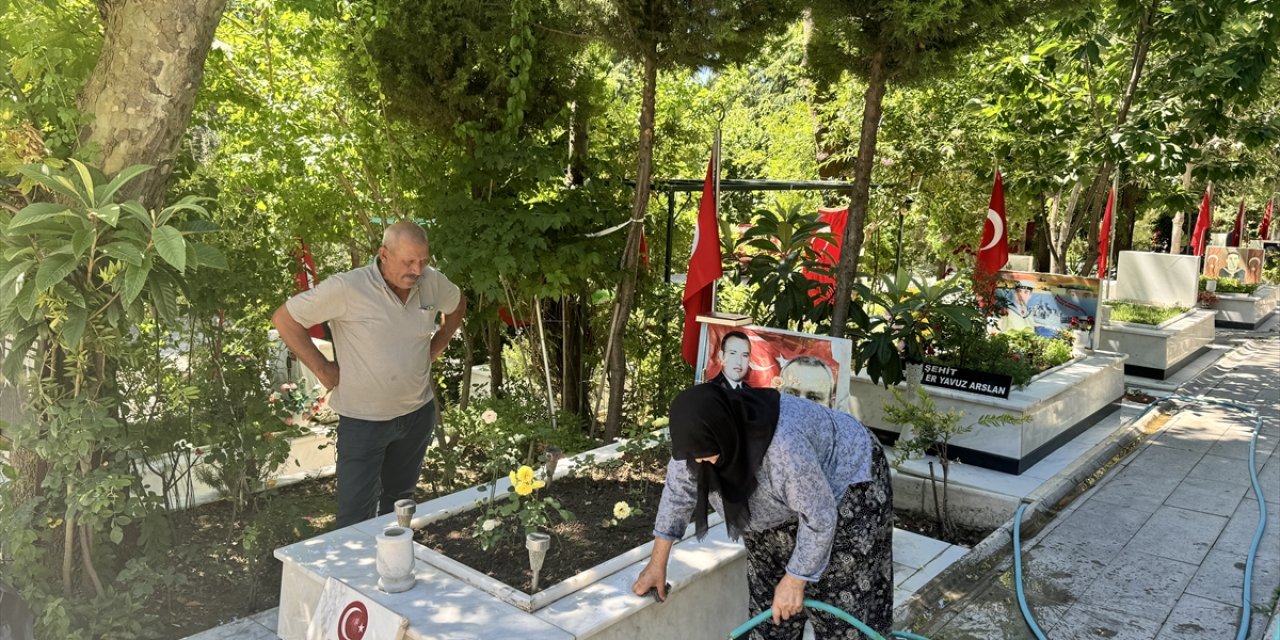 İzmir'de şehit aileleri arife günü şehitliği ziyaret etti