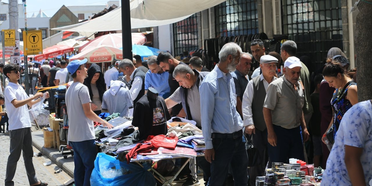Diyarbakır'ın tarihi Sur ilçesinde çarşı ve pazarlarda bayram havası