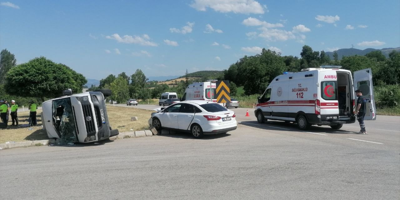 Tokat'ta otomobil ile minibüsün çarpıştığı kazada 18 kişi yaralandı