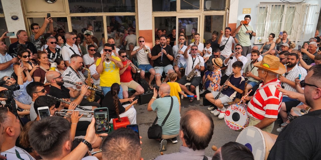 İzmir'de Makedon göçmenleri bandoyla Kurban Bayramı arifesini kutladı