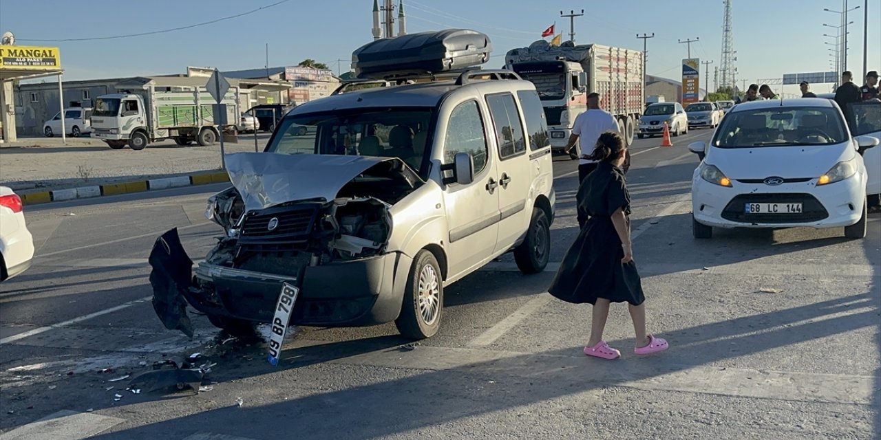 Aksaray'da 5 kişinin yaralandığı kaza anı kameralara yansıdı