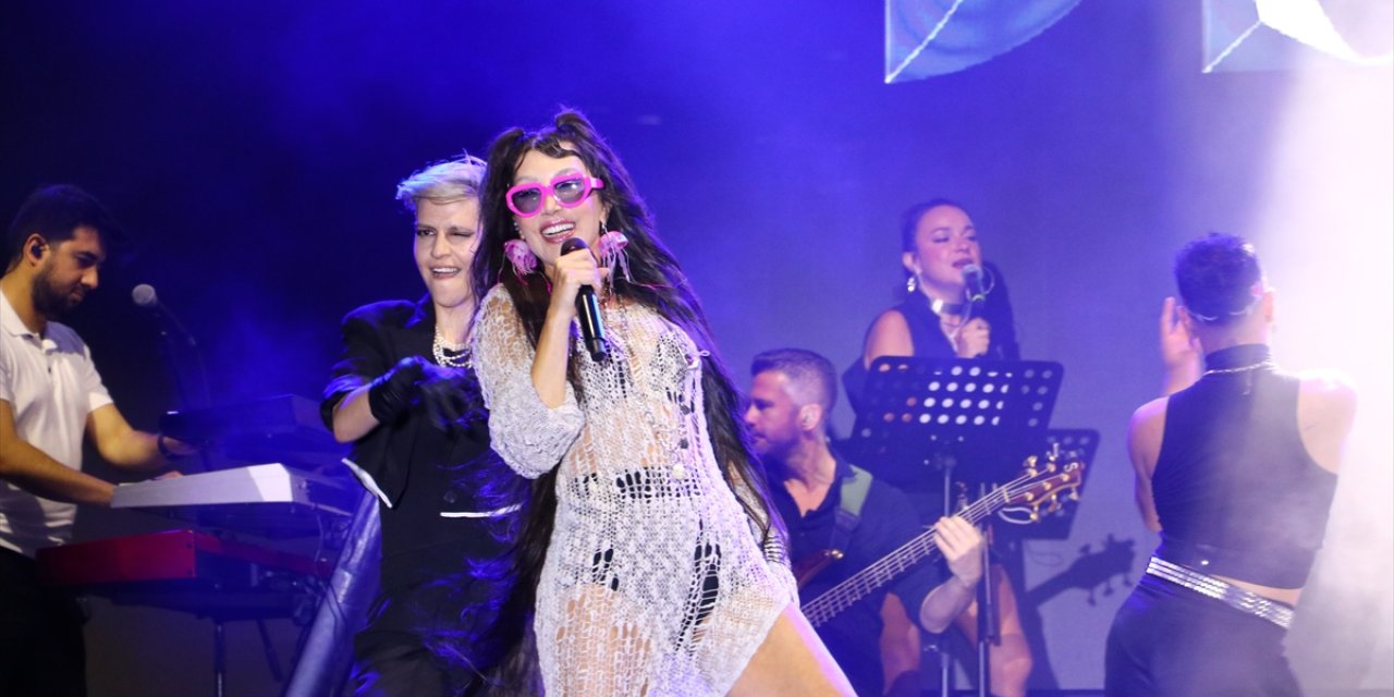 Tekirdağ’da şarkıcı Hande Yener ve müzik grubu "KÖFN" konser verdi